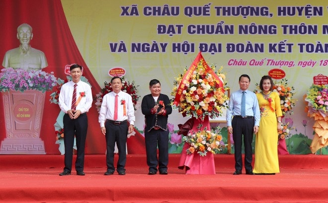 Bí thư Tỉnh ủy Yên Bái Đỗ Đức Duy tặng hoa chúc mừng Đảng bộ, chính quyền và nhân dân xã Châu Quế Thượng đạt chuẩn nông thôn mới năm 2022 - Ảnh: baoyenbai.com.vn