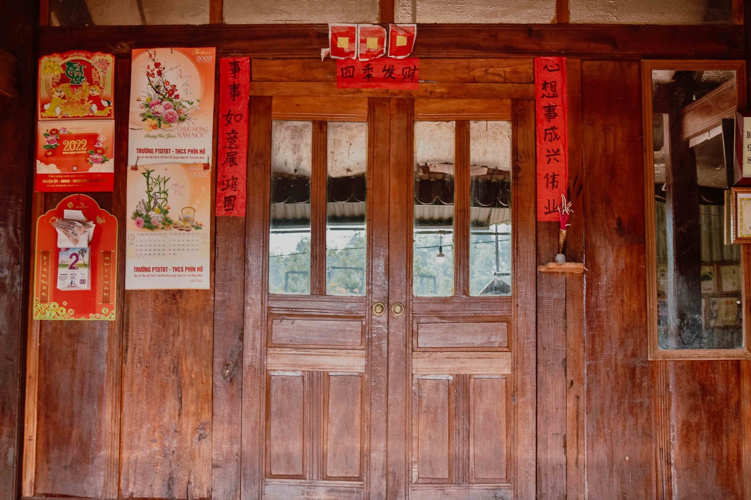 nhà cửa ở đây thường có 3 loại_ nhà 3 gian hai chái, nhà chữ môn và chữ khẩu. vật liệu xây nhà thường là gỗ, gạch mộc. ngói lợp bằng tôn (nếu nhà có điều kiện) hoặc quế, lá tre, phên nứa. (1).jpg -0