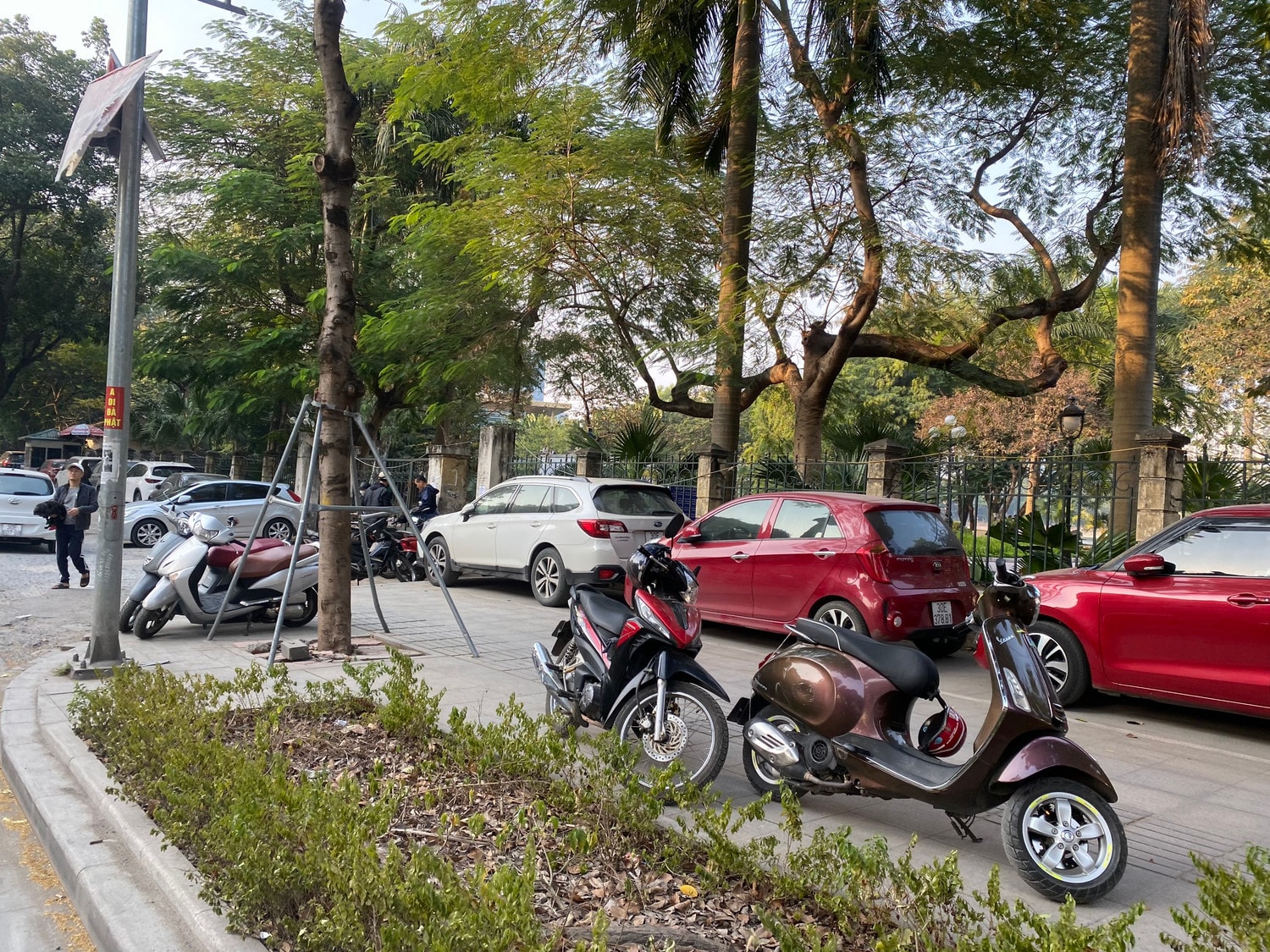 Hà Nội: Các điểm trông giữ xe ô tô trên vỉa hè sau chỉ đạo của Chủ tịch UBND thành phố -3