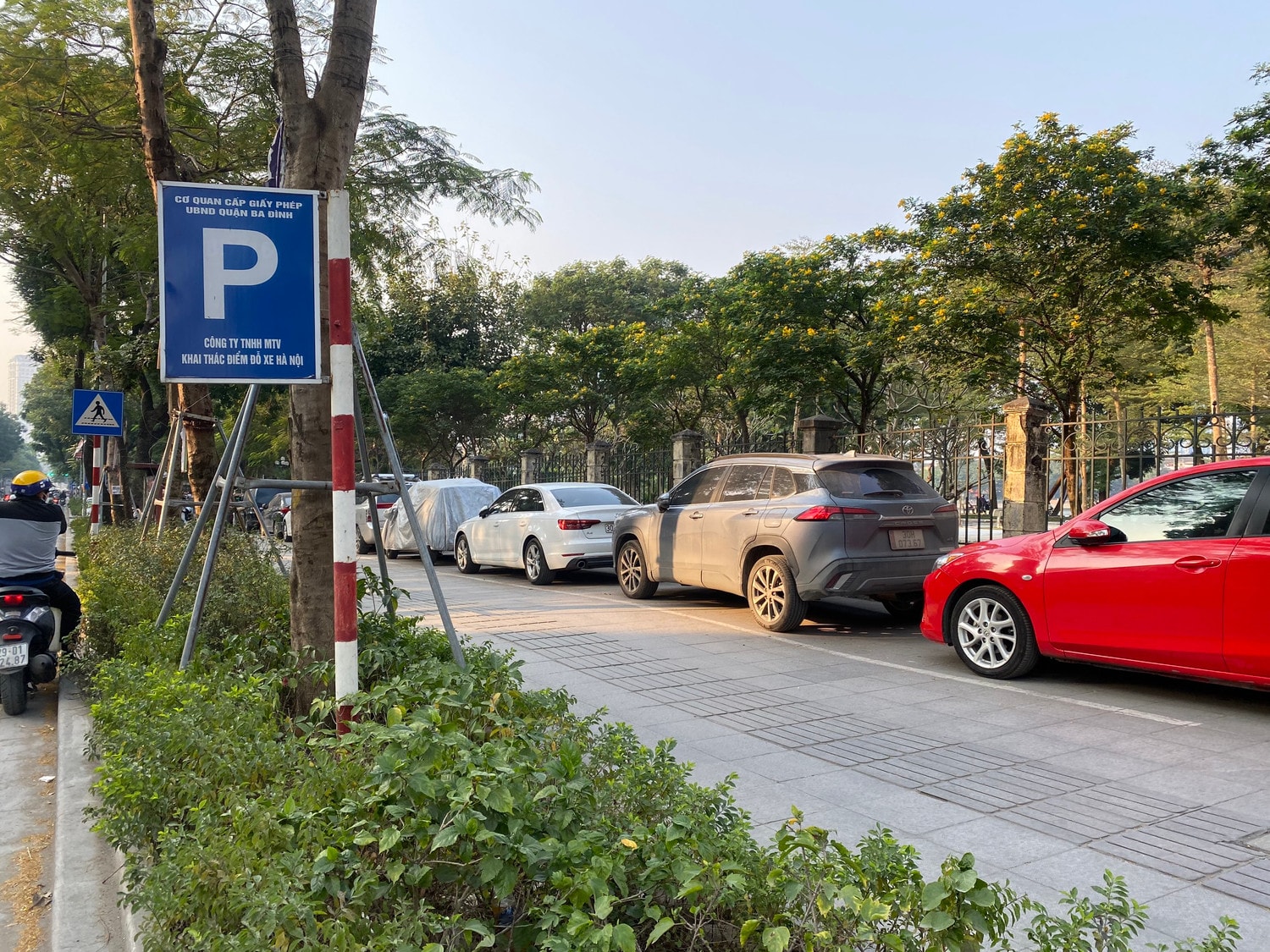 Hà Nội: Các điểm trông giữ xe ô tô trên vỉa hè sau chỉ đạo của Chủ tịch UBND thành phố -0