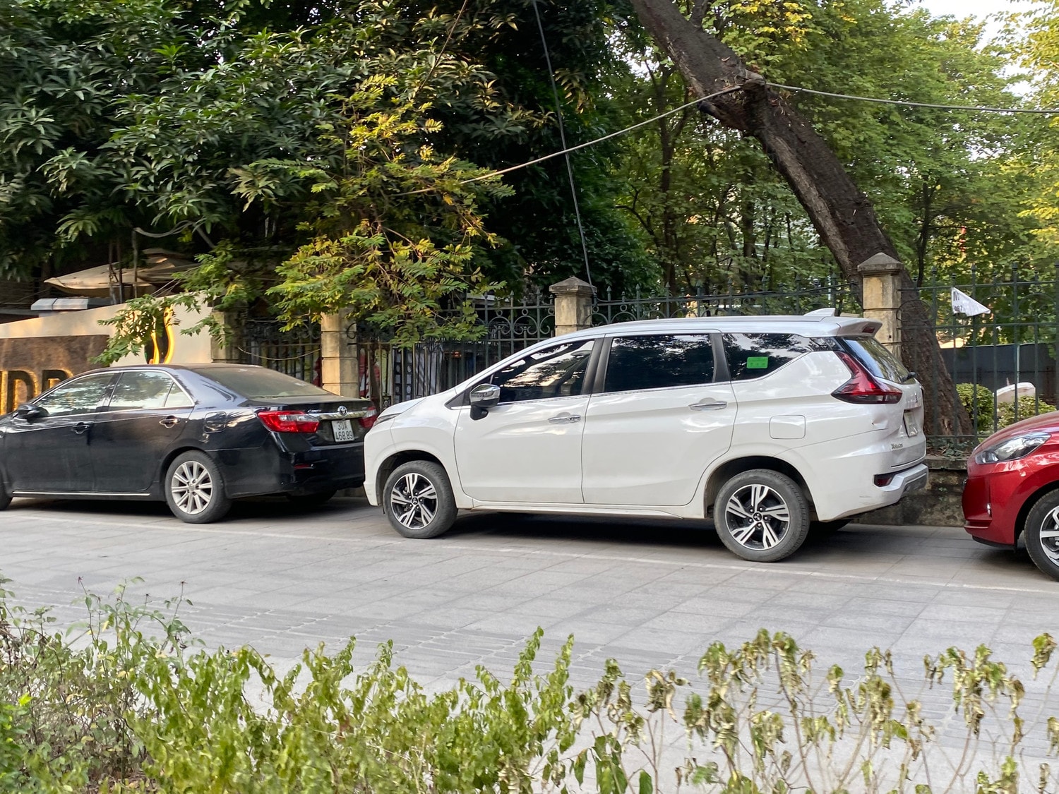 Hà Nội: Các điểm trông giữ xe ô tô trên vỉa hè sau chỉ đạo của Chủ tịch UBND thành phố -2