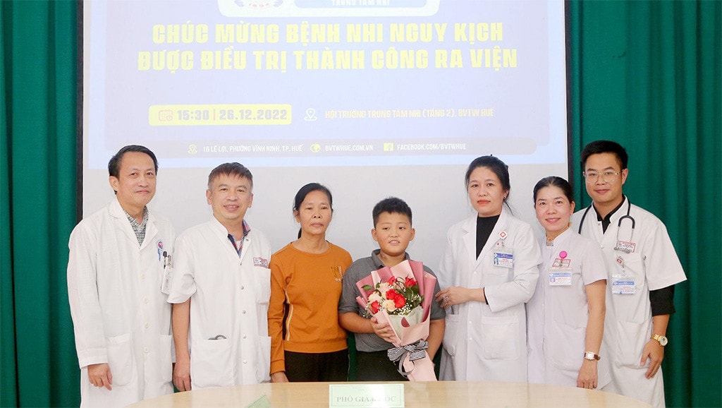 Hy hữu: Bệnh viện Trung ương Huế cứu sống một bệnh nhi nguy kịch phải chỉ định đặt VV-ECMO -0