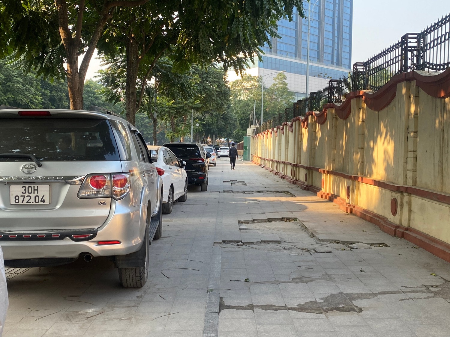 Hà Nội: Các điểm trông giữ xe ô tô trên vỉa hè sau chỉ đạo của Chủ tịch UBND thành phố -0