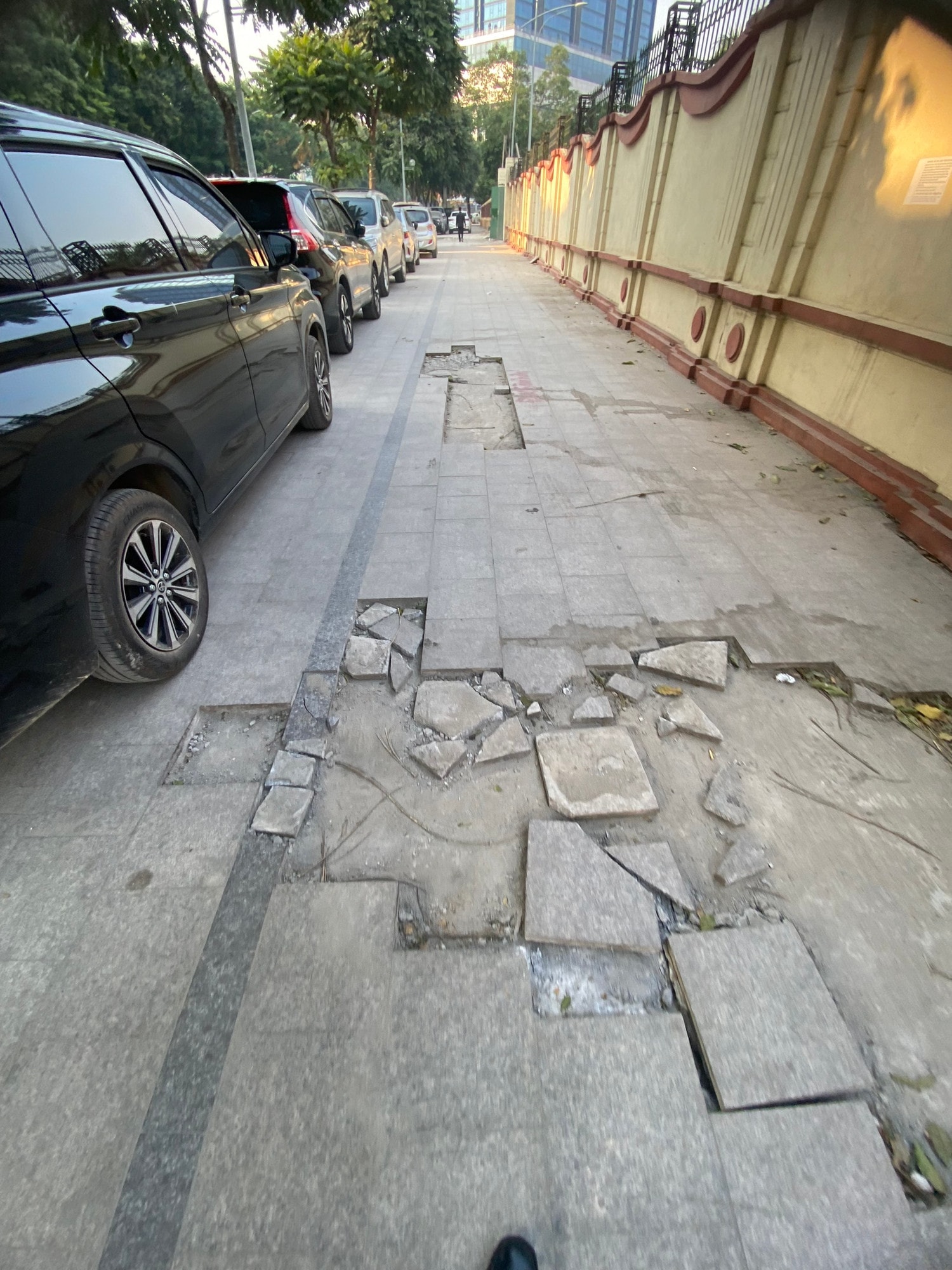 Hà Nội: Các điểm trông giữ xe ô tô trên vỉa hè sau chỉ đạo của Chủ tịch UBND thành phố -1