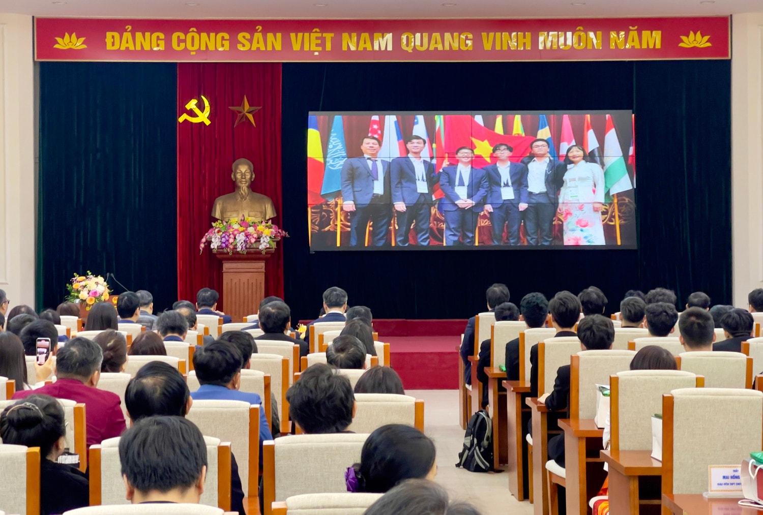 Tuyên dương 33 học sinh đoạt giải Olympic và Khoa học kỹ thuật quốc tế năm 2022 -0