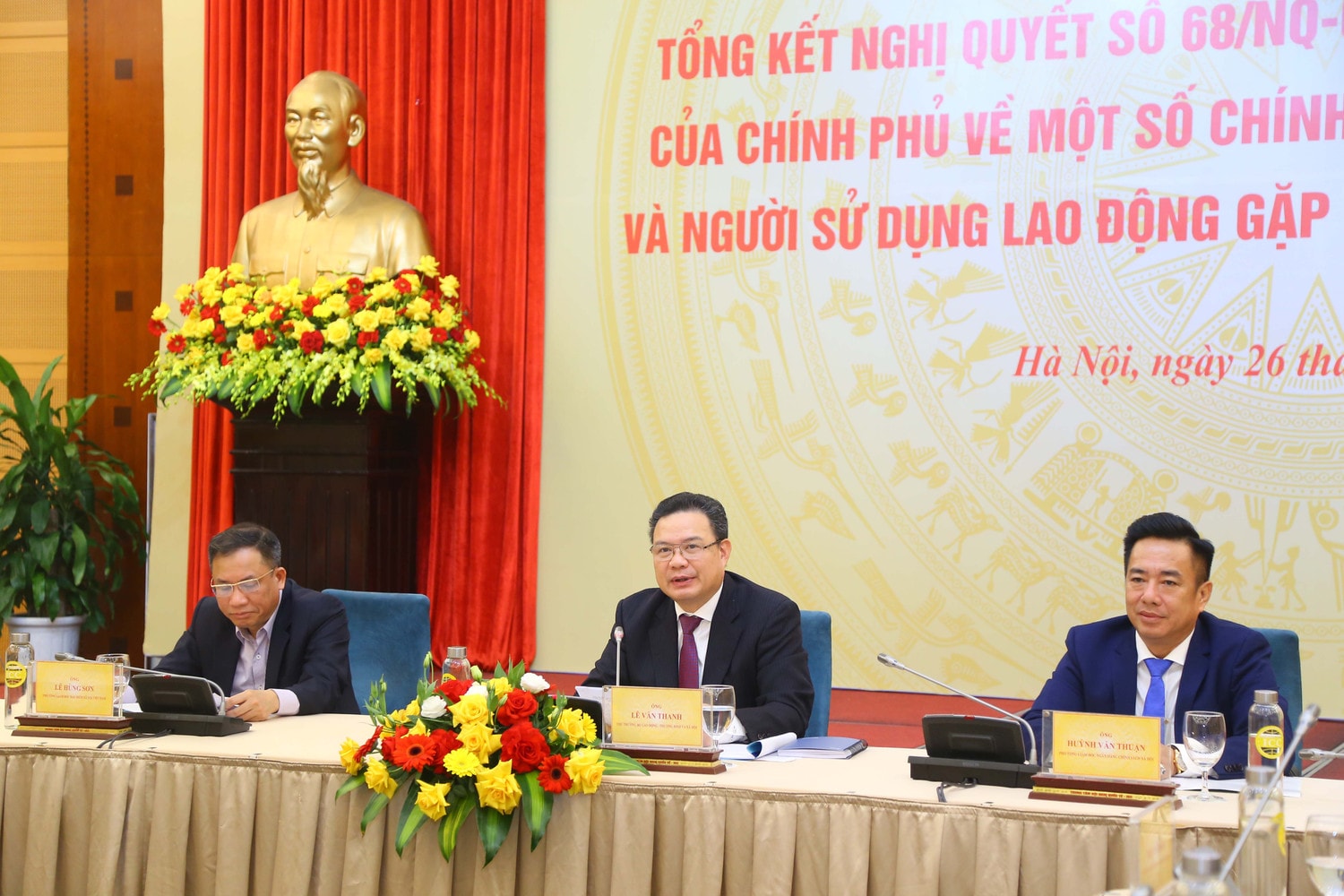 Đoàn chủ trì Hội nghị. Ảnh: T. Giáp Gần 36,5 triệu lao động được thụ hưởng từ Nghị quyết số 68/NQ-CP -0