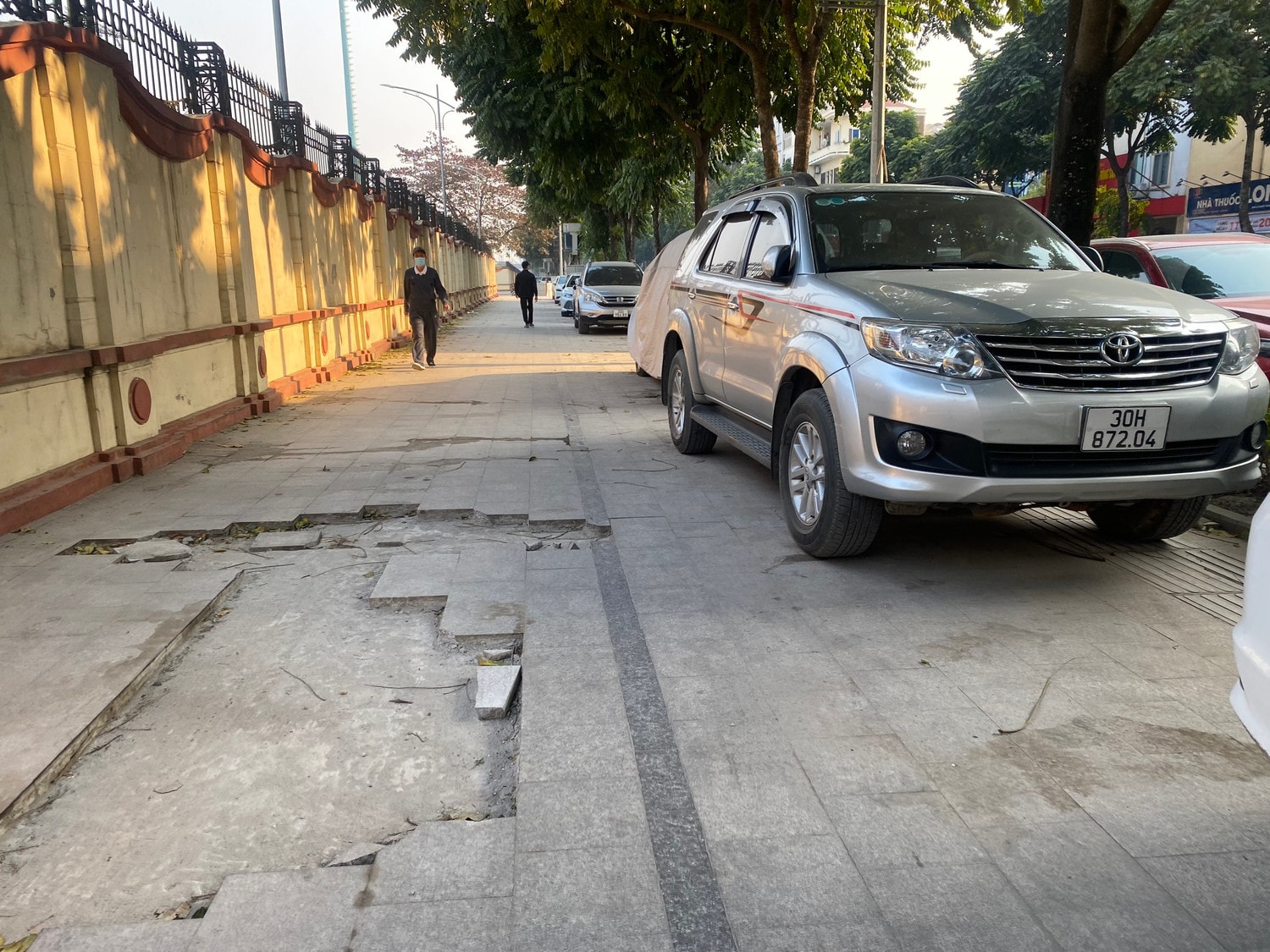 Hà Nội: Các điểm trông giữ xe ô tô trên vỉa hè sau chỉ đạo của Chủ tịch UBND thành phố -1