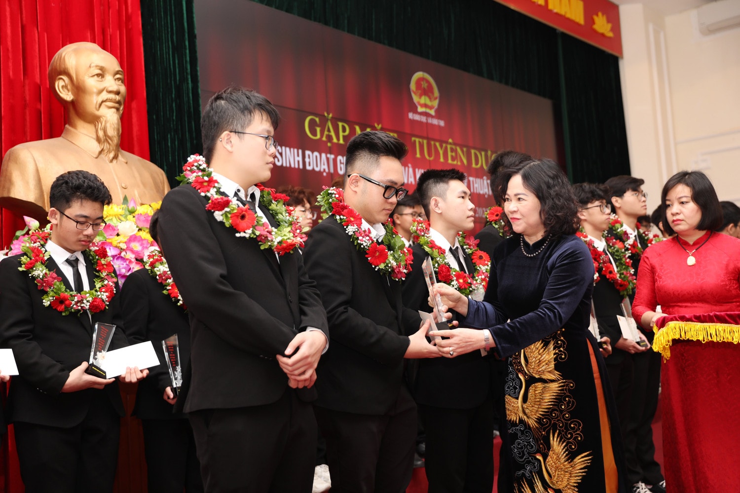 Thứ trưởng Bộ GD và ĐT Ngô Thị Minh trao phần thưởng cho các học sinh đoạt giải Olympic và Khoa học kỹ thuật quốc tế năm 2022 Tuyên dương 33 học sinh đoạt giải Olympic và Khoa học kỹ thuật quốc tế năm 2022 -0