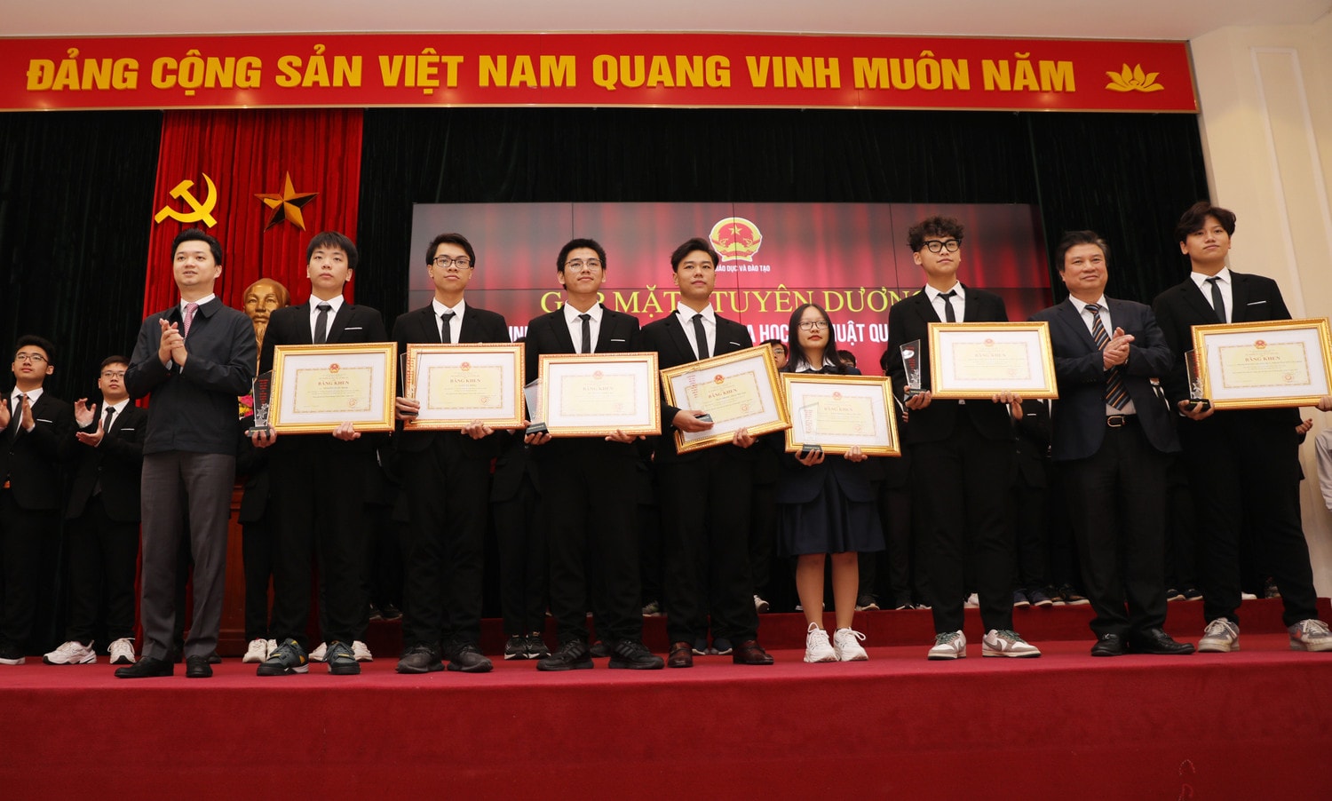 Thứ trưởng Nguyễn Hữu Độ (thứ 2 bên phải) ảnh trao phần thưởng cho các học sinh đoạt giải Olympic và Khoa học kỹ thuật quốc tế năm 2022 Tuyên dương 33 học sinh đoạt giải Olympic và Khoa học kỹ thuật quốc tế năm 2022 -0