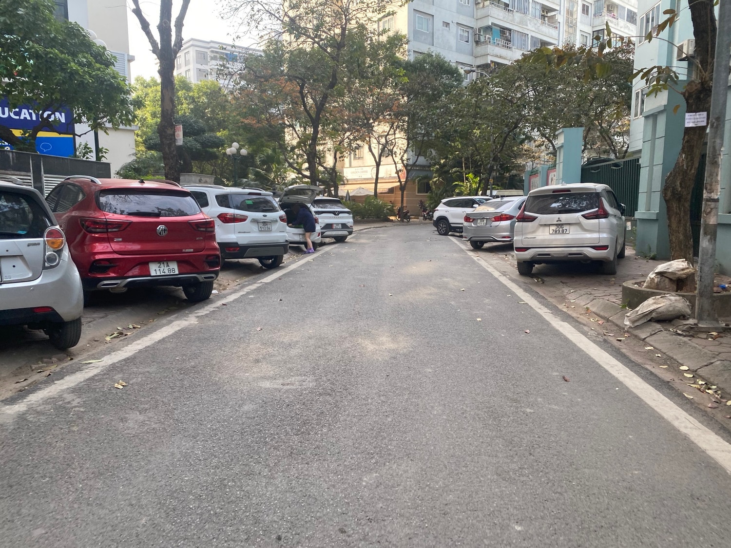 Hà Nội: Các điểm trông giữ xe ô tô trên vỉa hè sau chỉ đạo của Chủ tịch UBND thành phố