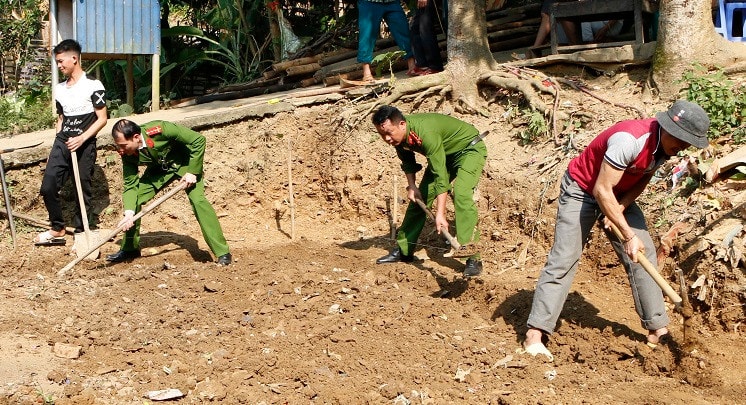 Giữ bình yên cho bản làng -0