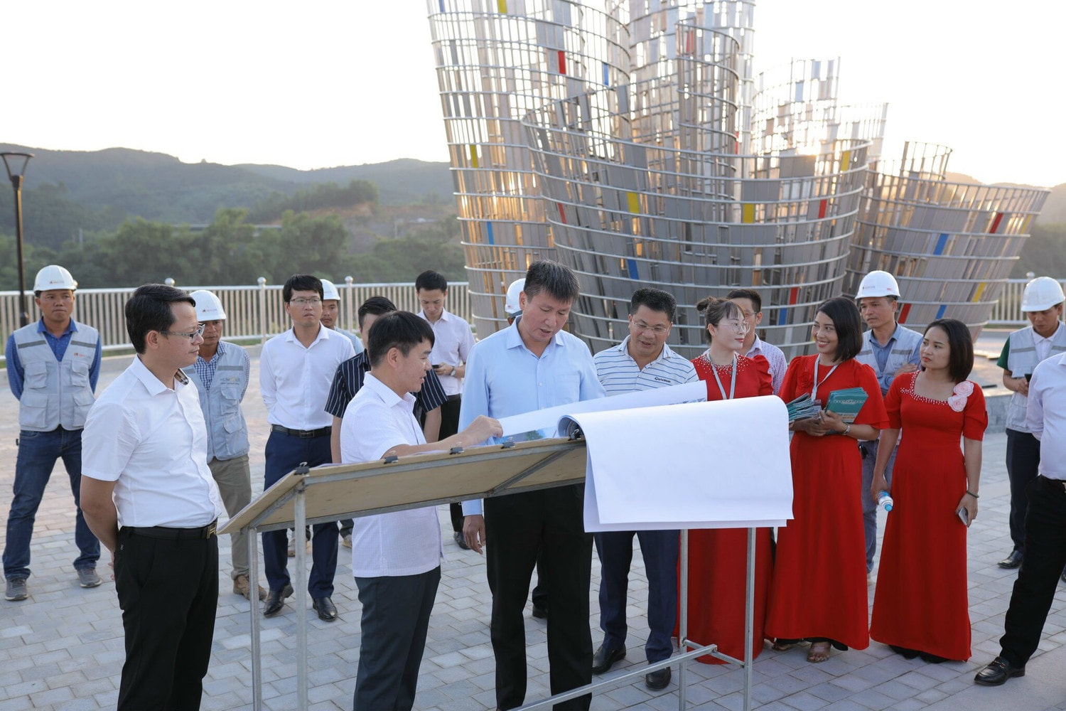 Chủ tịch UBND tỉnh Trần Huy Tuấn kiểm tra các công trình trọng điểm tại công trường .ảnh: Hiền Trang