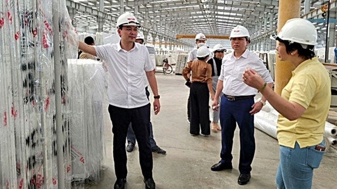 Bí thư Huyện ủy Yên Bình An Hoàng Linh đi thăm, kiểm tra hoạt động sản xuất của doanh nghiệp. Ảnh: Thanh Tân