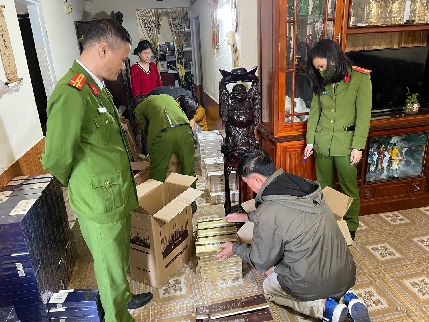 Thừa Thiên Huế: Phát hiện, thu giữ 6.500 bao thuốc “lậu” -0