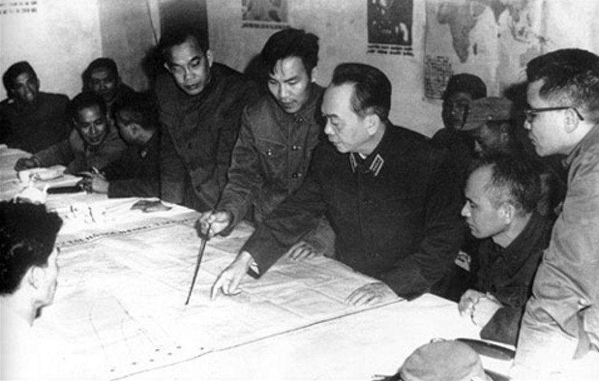 Đại tướng Võ Nguyên Giáp tại Sở Chỉ huy Quân chủng Phòng không - Không quân tháng 12.1972 - Ảnh: TL