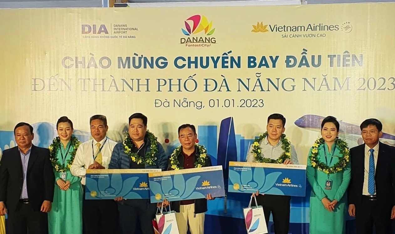 Vietnam Airlines cùng các tỉnh thành đồng loạt đón khách đầu tiên của năm 2023 -0