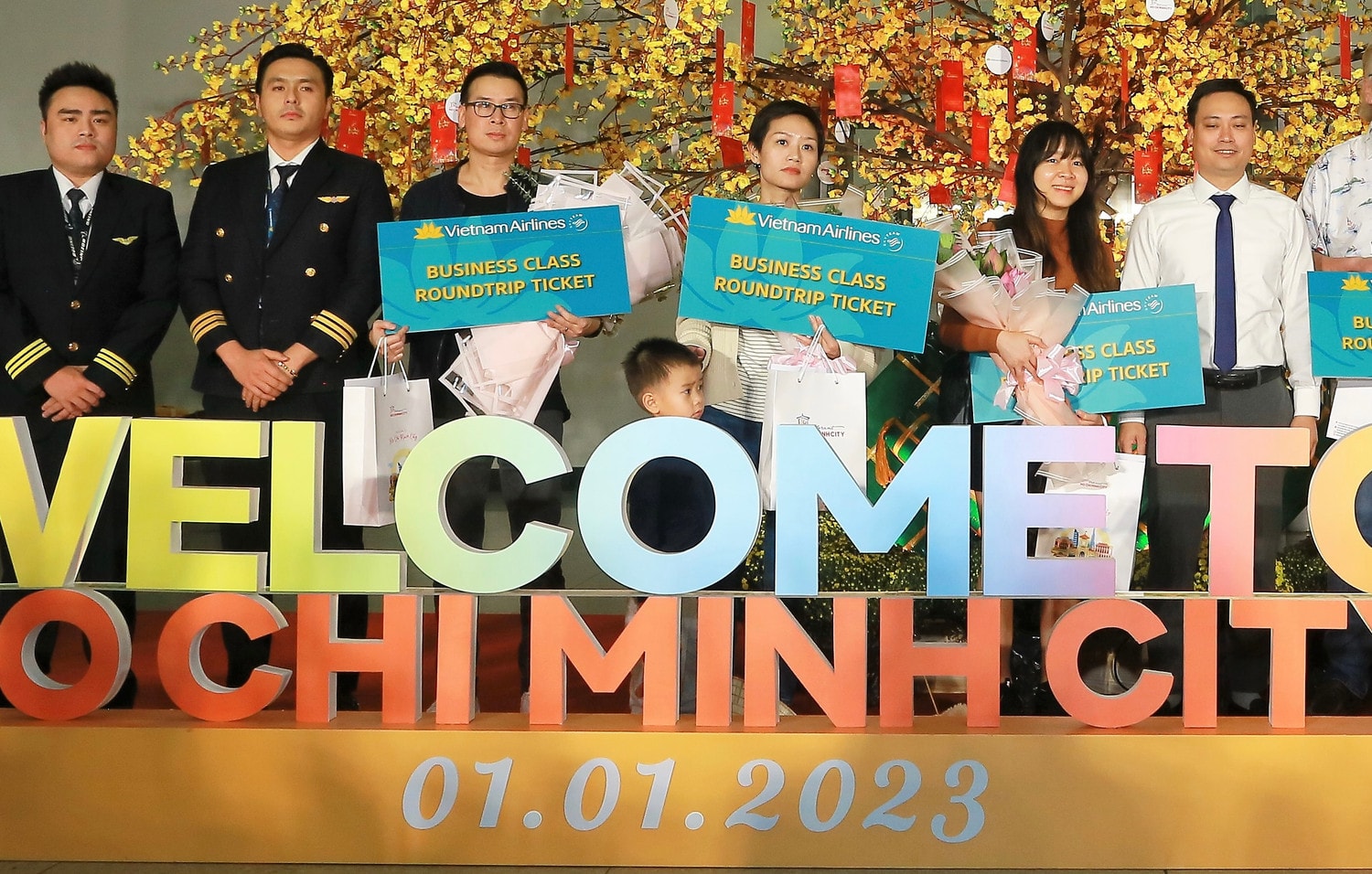 Vietnam Airlines cùng các tỉnh thành đồng loạt đón khách đầu tiên của năm 2023 -0