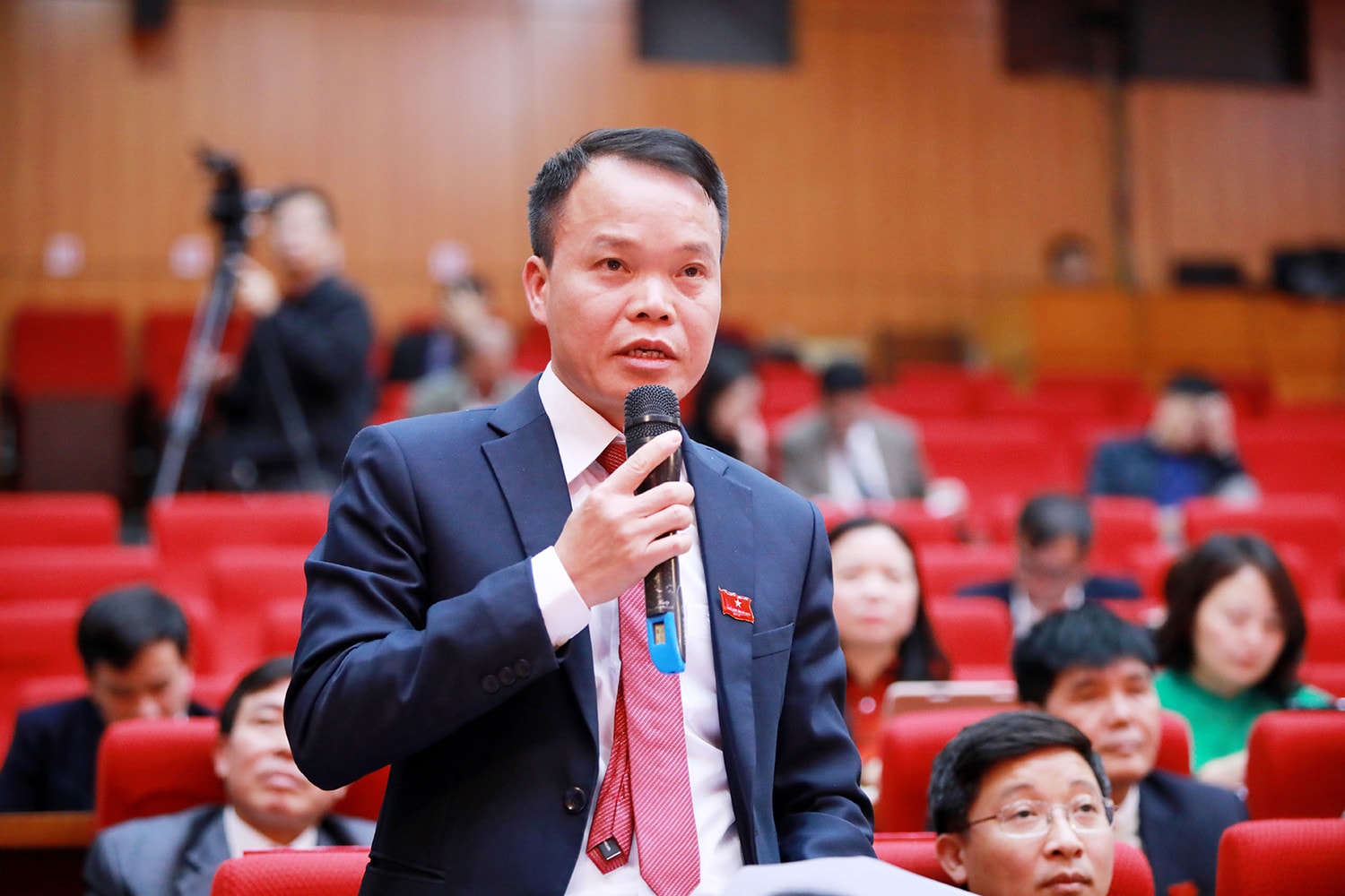 Cử tri luôn tin tưởng, đồng hành khi đại biểu lắng nghe, trăn trở, đem tiếng nói, nguyện vọng của cử tri vào nghị trường kỳ họp - ẢNH B. GIANG