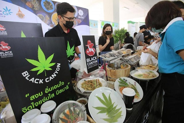 Một nhà hàng ở Thái Lan bán các món trong thực đơn có sử dụng lá cần sa. Ảnh Bangkok Post