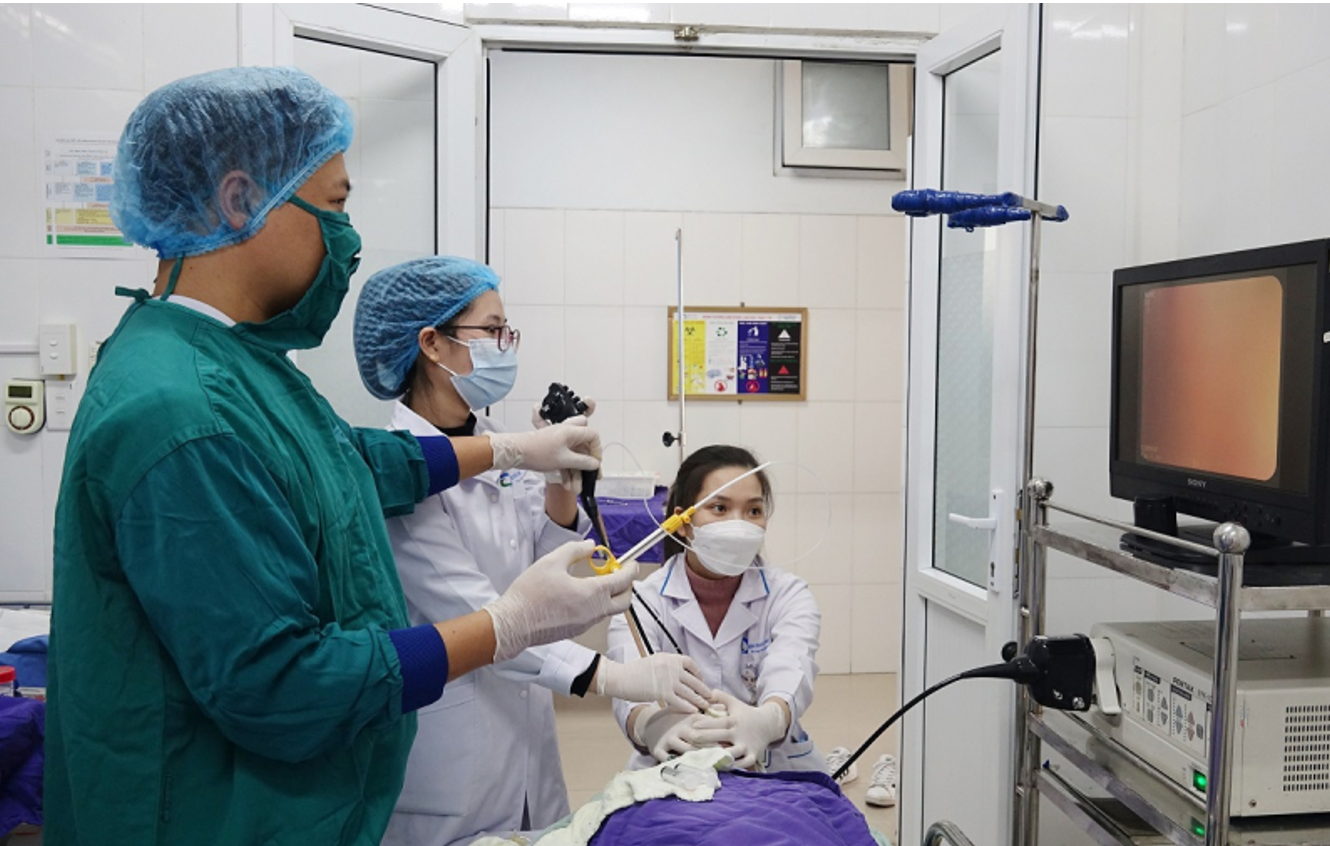 Một bệnh nhân phổi bị đông đặc chỉ vì hóc xương cá -0