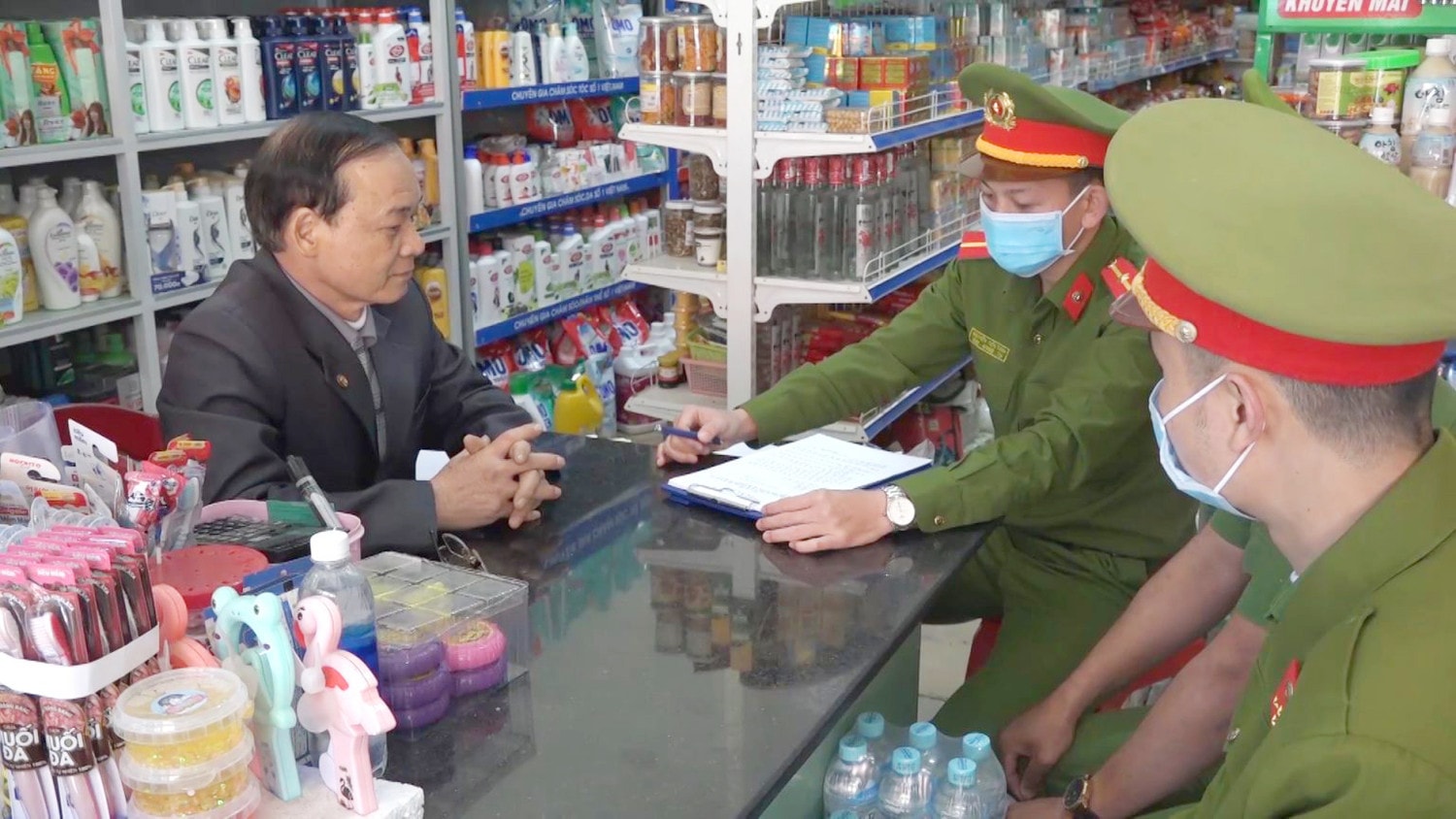 Mạnh tay xử lý buôn bán pháo nổ trái phép tại các tỉnh Tây Nguyên -0