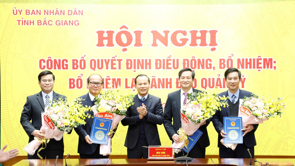 Đồng chí Mai Sơn - Phó chủ tịch thường trực UBND tỉnh Bắc Giang trao quyết định và tặng hoa cho các đồng chí được bổ nhiệm, bổ nhiệm lại (Ảnh: Báo Bắc Giang).