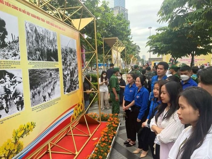 Đông đảo giới trẻ tham quan triển lãm - Ảnh: nhandan.vn