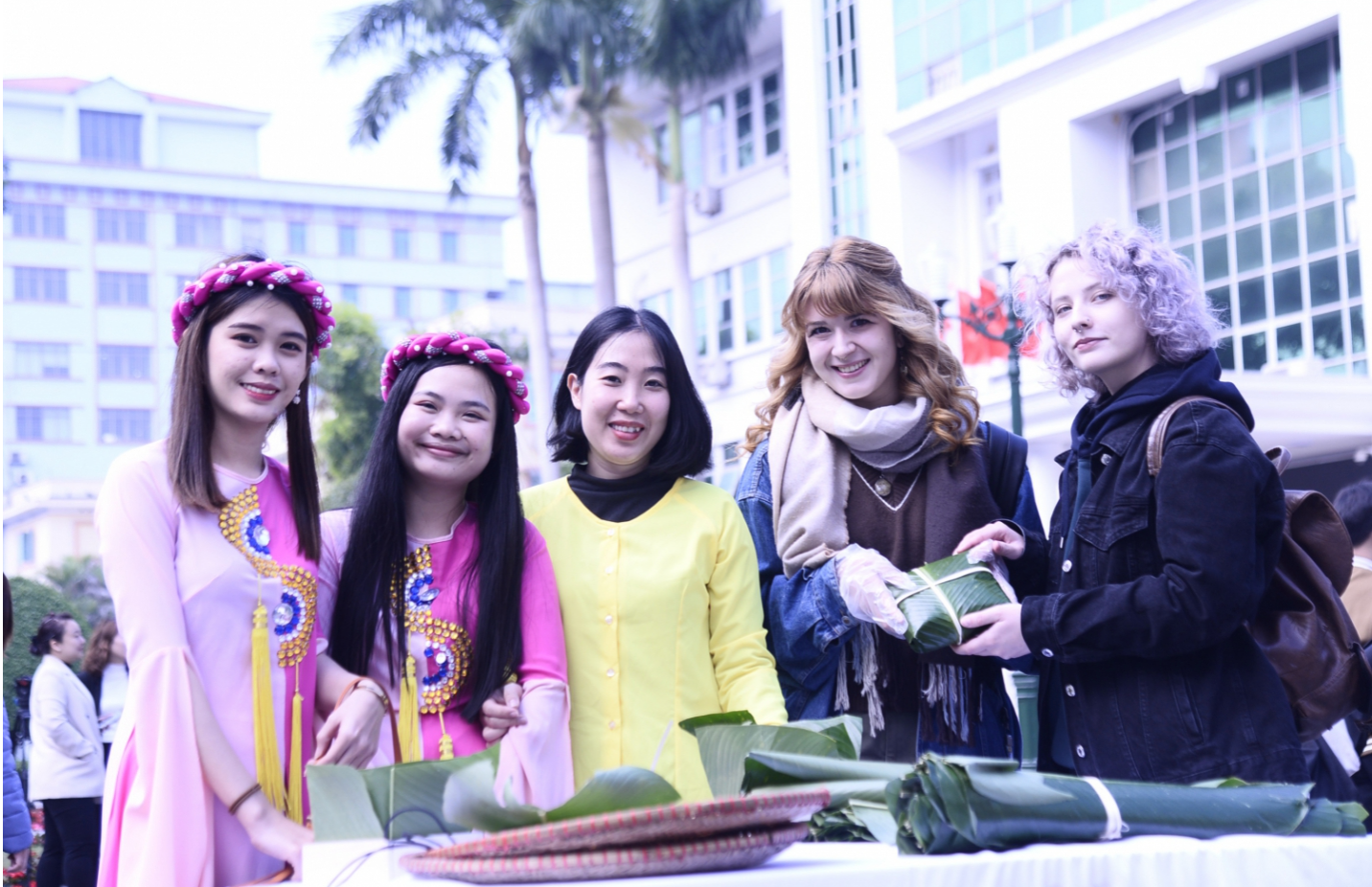 Sinh viên quốc tế trường Đại học Hà Nội sôi động trải nghiệm văn hoá Tết Việt 