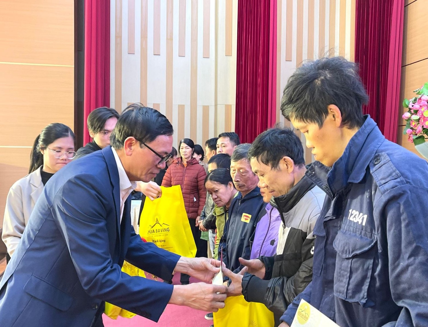 Chùa Ba Vàng trao 100 suất quà tới người khuyết tật, trẻ mồ côi, hộ gia đình có hoàn cảnh khó khăn dịp Tết Nguyên đán Quý Mão -0