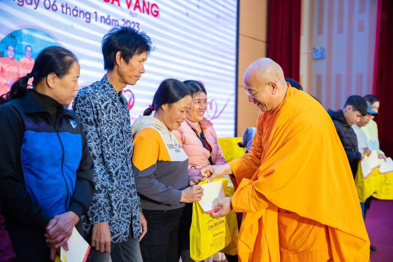 Chùa Ba Vàng trao 100 suất quà tới người khuyết tật, trẻ mồ côi, hộ gia đình có hoàn cảnh khó khăn dịp Tết Nguyên đán Quý Mão -0