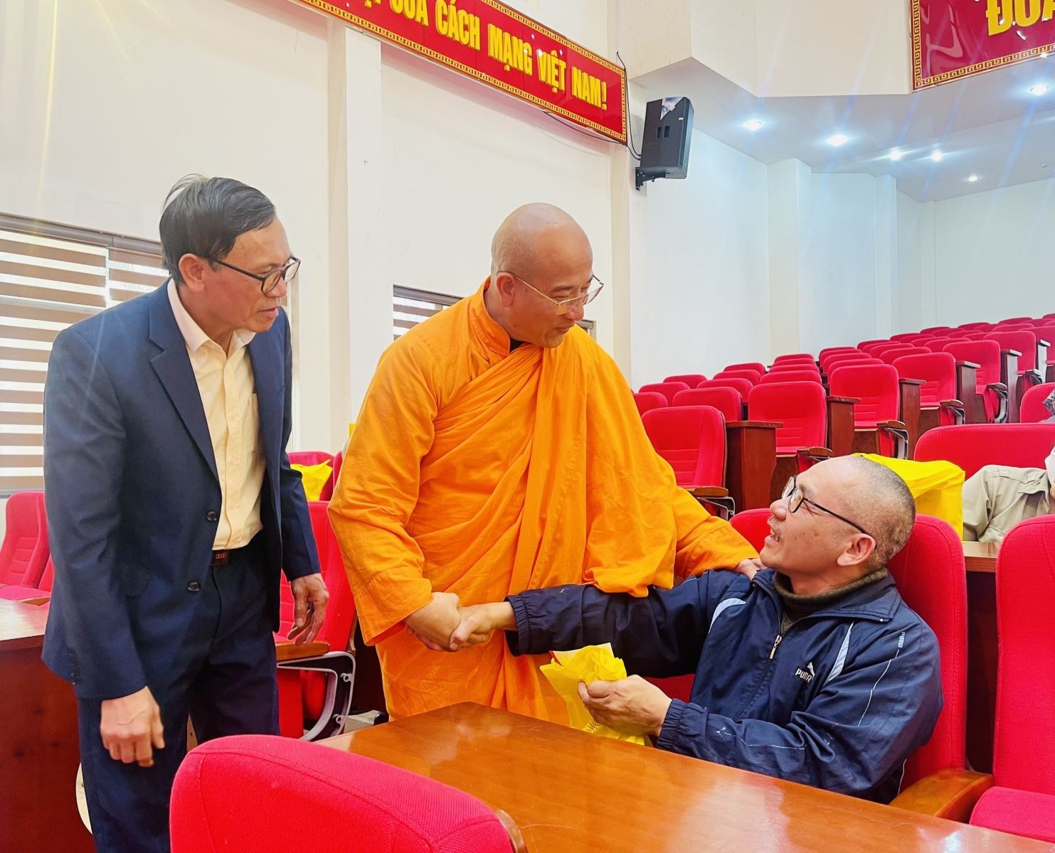 Chùa Ba Vàng trao 100 suất quà tới người khuyết tật, trẻ mồ côi, hộ gia đình có hoàn cảnh khó khăn dịp Tết Nguyên đán Quý Mão -0