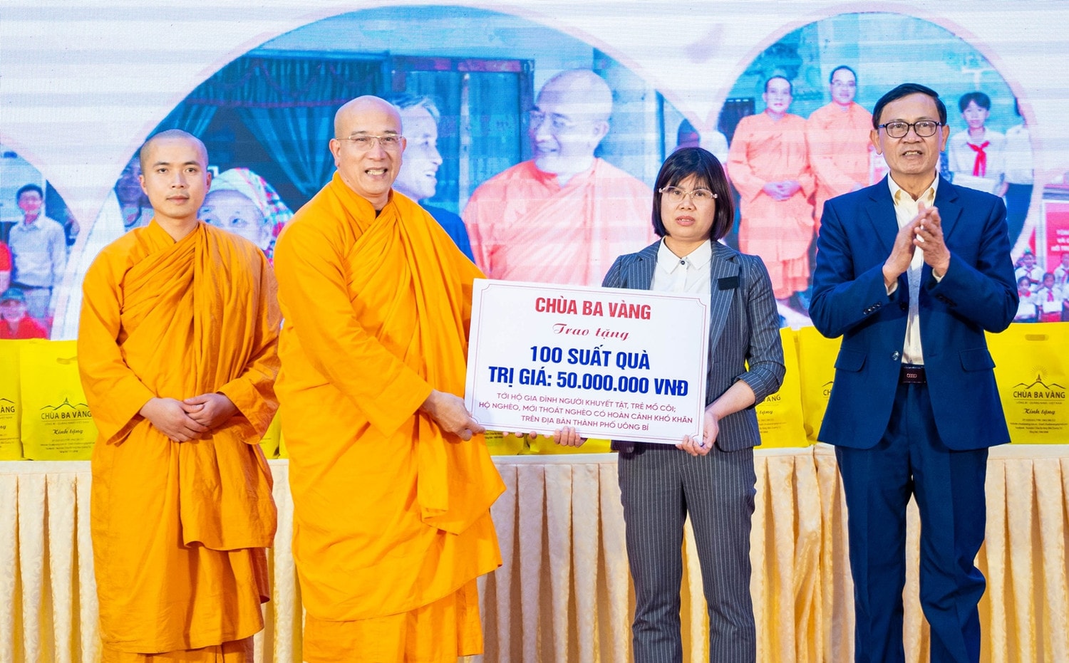 Chùa Ba Vàng trao 100 suất quà tới người khuyết tật, trẻ mồ côi, hộ gia đình có hoàn cảnh khó khăn dịp Tết Nguyên đán Quý Mão -0