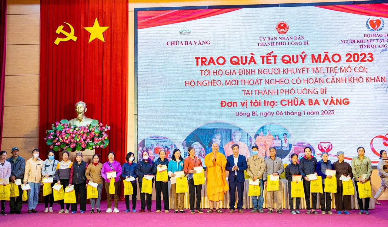 Chùa Ba Vàng trao 100 suất quà tới người khuyết tật, trẻ mồ côi, hộ gia đình có hoàn cảnh khó khăn dịp Tết Nguyên đán Quý Mão -0