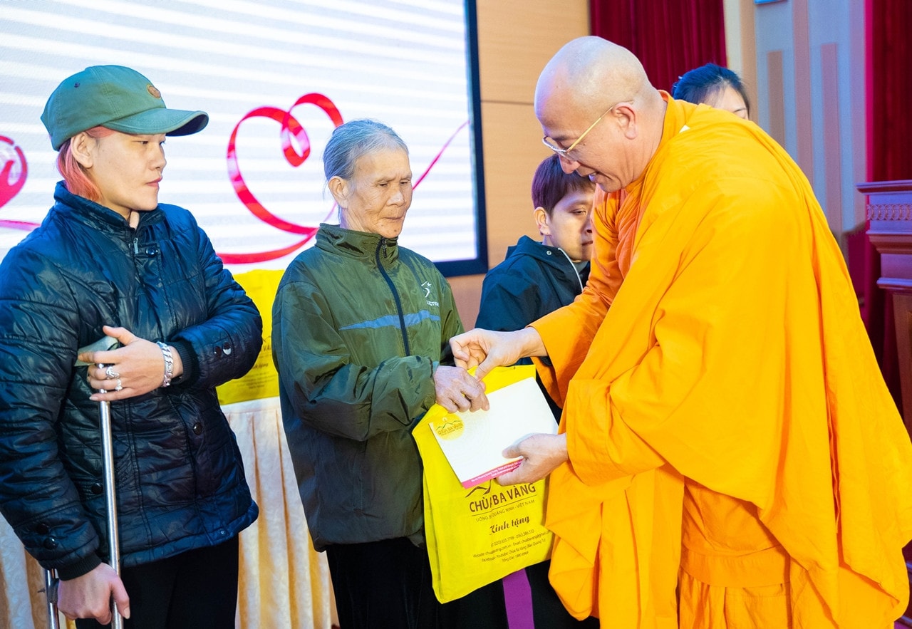 Chùa Ba Vàng trao 100 suất quà tới người khuyết tật, trẻ mồ côi, hộ gia đình có hoàn cảnh khó khăn dịp Tết Nguyên đán Quý Mão -0