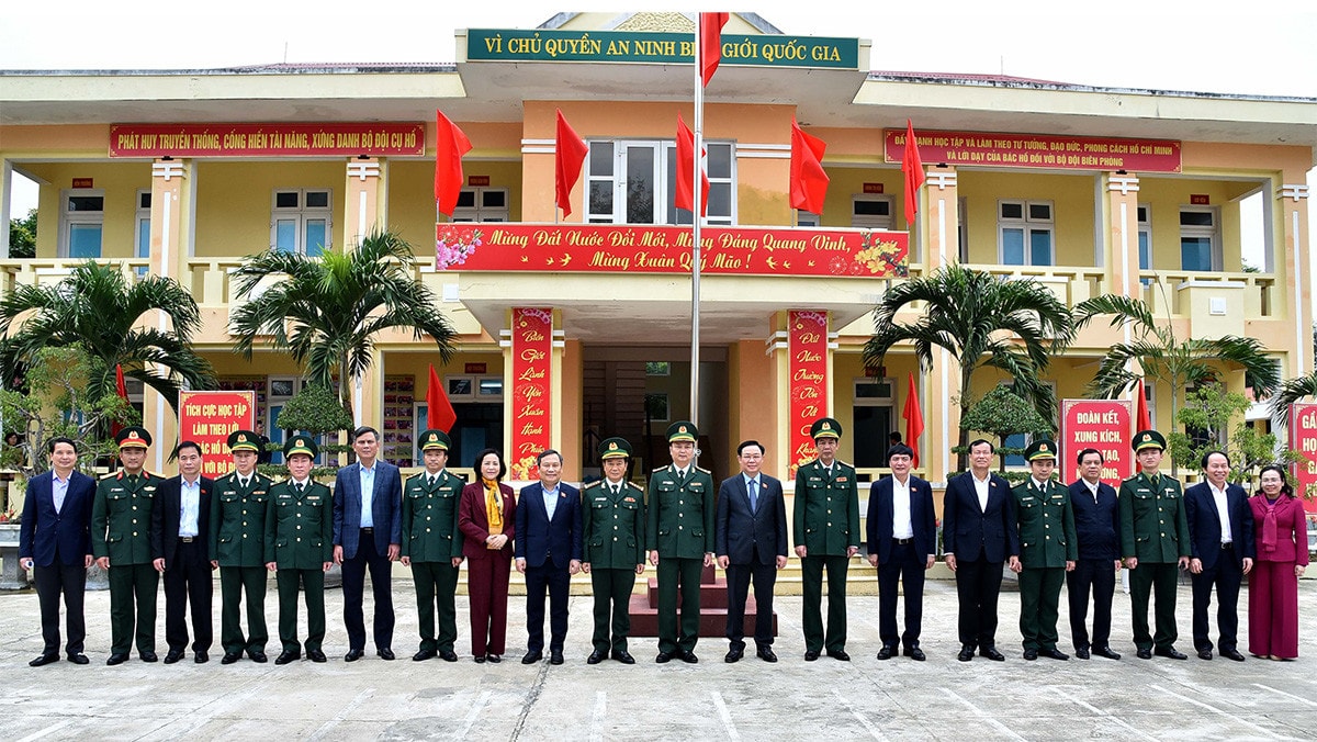 Chủ tịch Quốc hội Vương Đình Huệ thăm, chúc Tết Đồn Biên phòng Nhật Lệ, tỉnh Quảng Bình -5