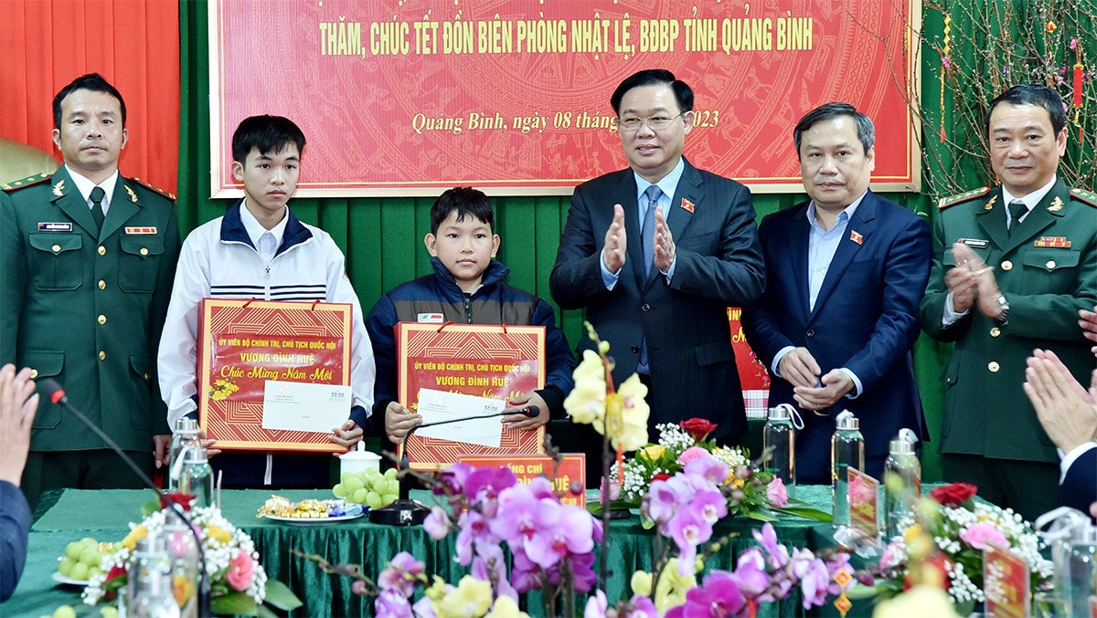 Chủ tịch Quốc hội Vương Đình Huệ thăm, chúc Tết Đồn Biên phòng Nhật Lệ, tỉnh Quảng Bình -2