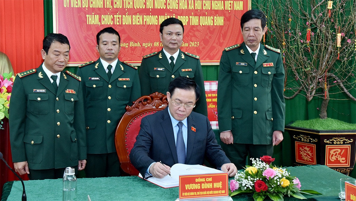 Chủ tịch Quốc hội Vương Đình Huệ thăm, chúc Tết Đồn Biên phòng Nhật Lệ, tỉnh Quảng Bình -3