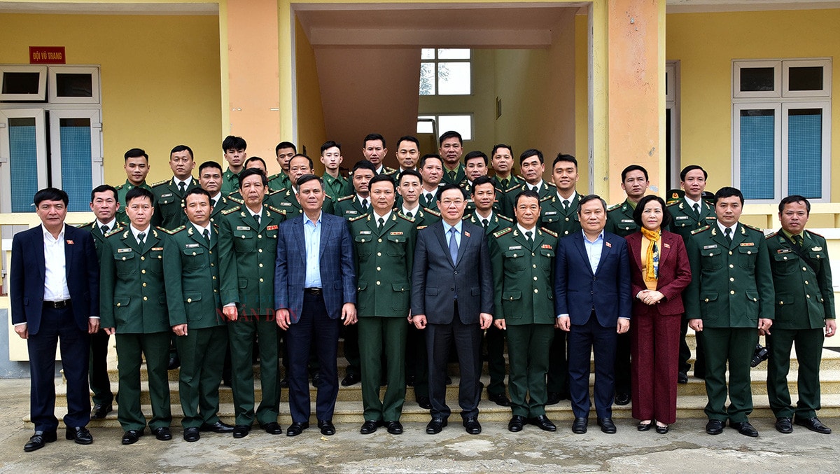 Chủ tịch Quốc hội Vương Đình Huệ thăm, chúc Tết Đồn Biên phòng Nhật Lệ, tỉnh Quảng Bình -6