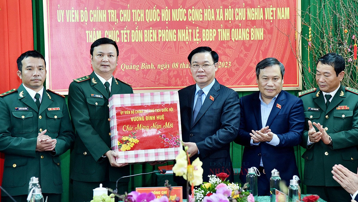 Chủ tịch Quốc hội Vương Đình Huệ thăm, chúc Tết Đồn Biên phòng Nhật Lệ, tỉnh Quảng Bình -1