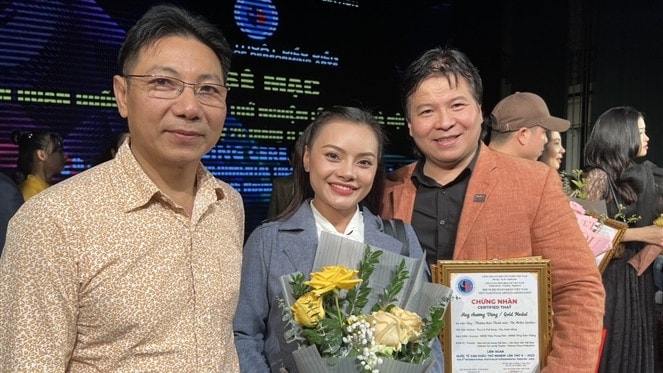 Soạn giả Lê Thế Song (bên trái) cùng đồng nghiệp tại Liên hoan Chèo toàn quốc năm 2022 - Ảnh: NVCC