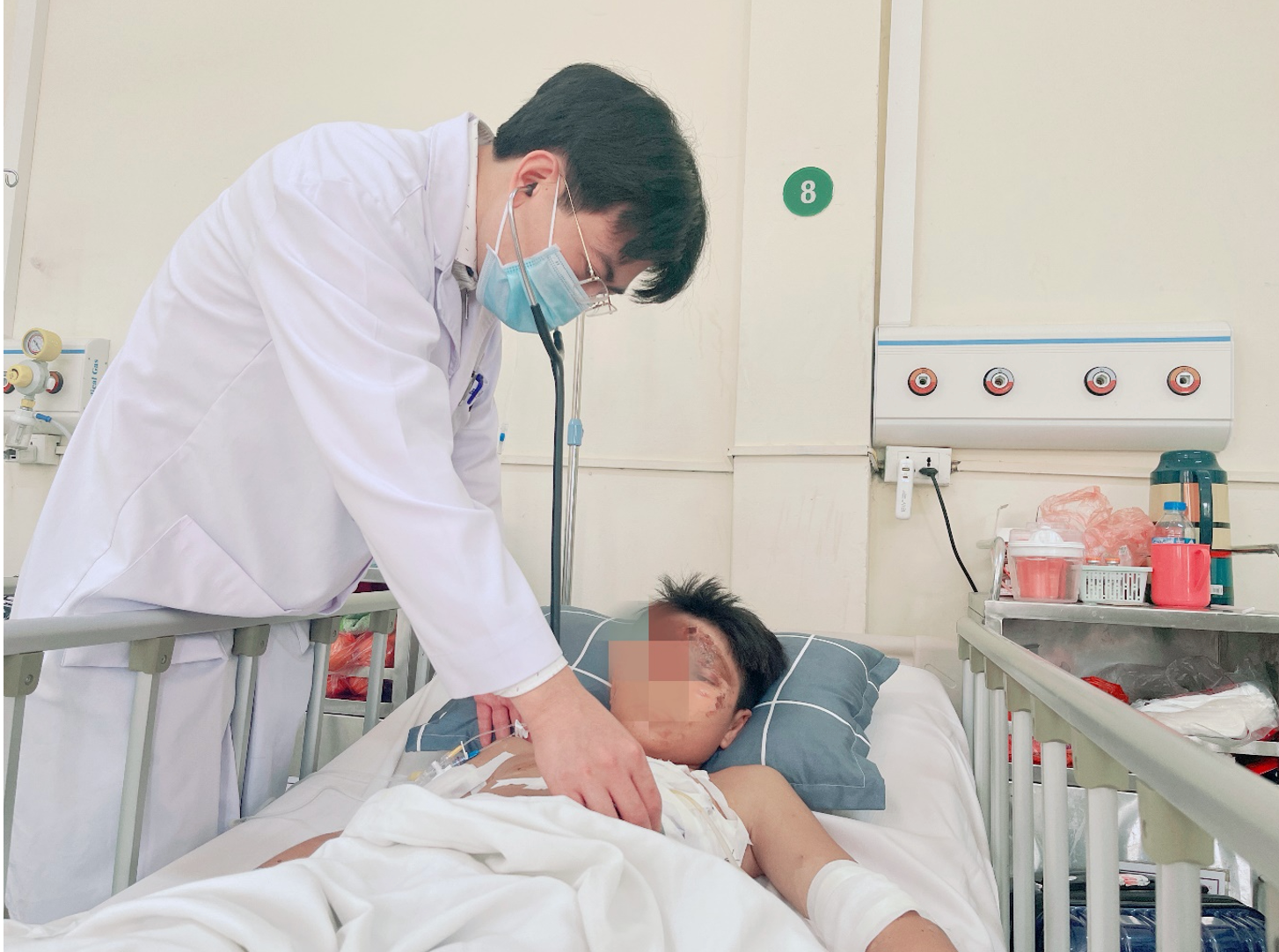 Nam sinh 14 tuổi bị thương tích nặng do pháo tự chế phát nổ -0