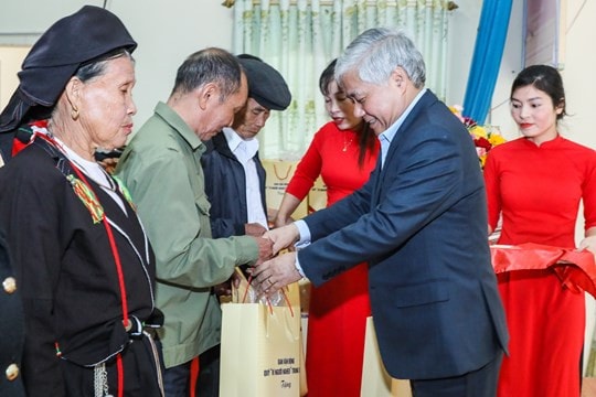 Chủ tịch Ủy ban Trung ương MTTQ Việt Nam Đỗ Văn Chiến tặng quà cho bà con dân tộc thiểu số có hoàn cảnh khó khăn trên địa bàn xã Yên Dương, Tam Đảo, Vĩnh Phúc nhân dịp Tết Quý Mão 2023 - Nguồn: Mattran.org.vn 