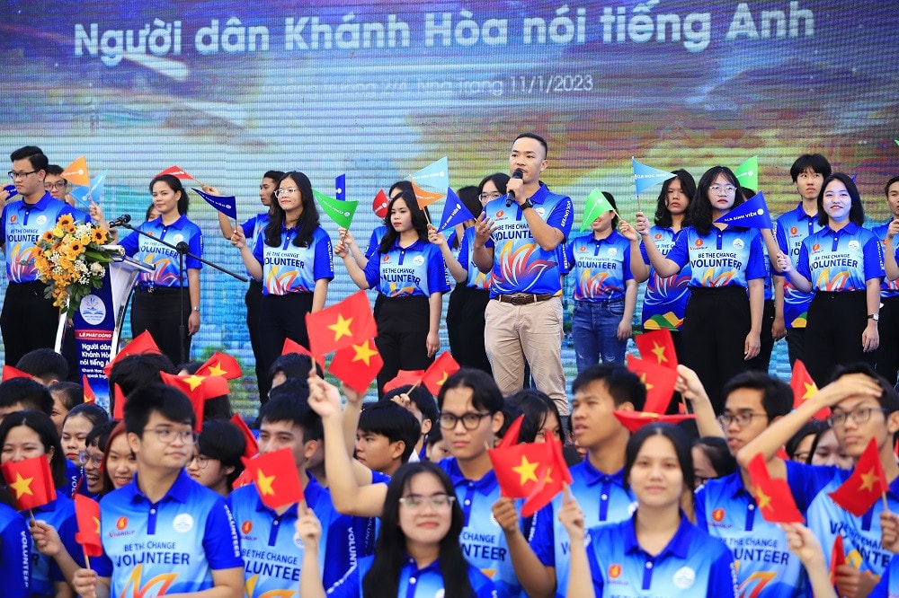Đại diện tình nguyện viên cam kết đồng hành xuyên suốt với chương trình “Người dân Khánh Hòa nói tiếng Anh” Lễ khởi động dự án “Người dân Khánh Hoà nói tiếng Anh” -0