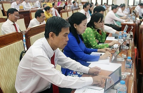 Đại biểu bấm nút bỏ phiếu thông qua nghị quyết tại Kỳ họp thứ 13, HĐND tỉnh Hậu Giang khóa X - ẢNH Đ. BẢO