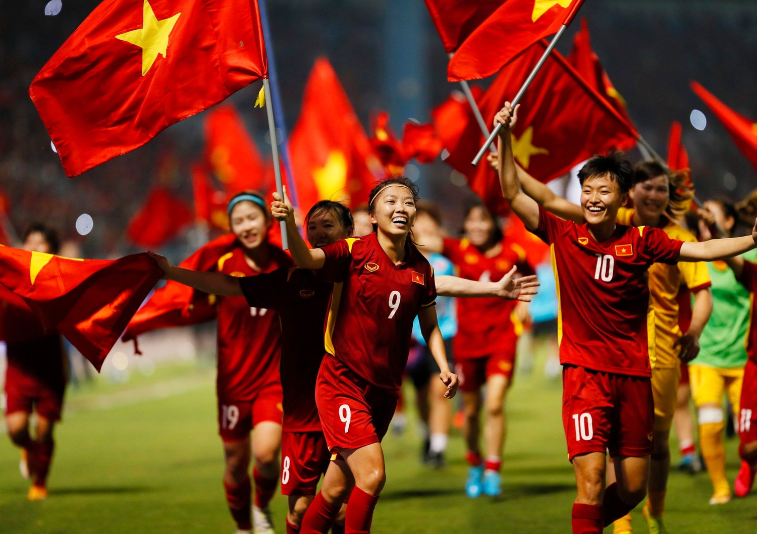 Đội tuyển bóng đá nữ Việt Nam ăn mừng huy chương vàng SEA Games lần thứ 7 - Ảnh: Ngọc Dương