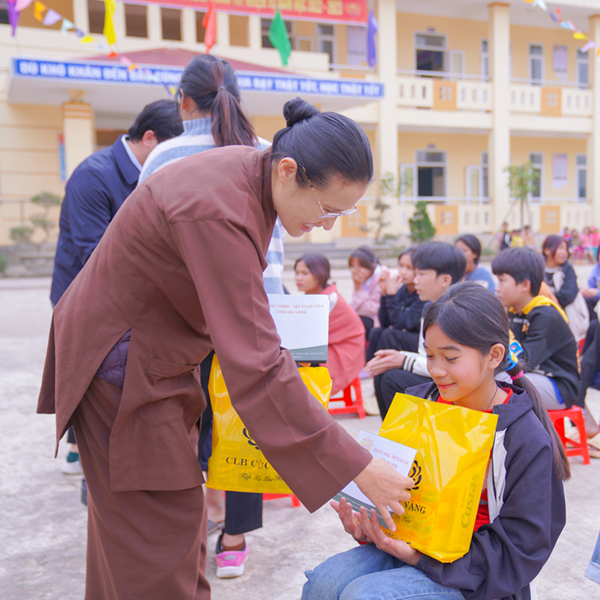 Câu lạc bộ Cúc Vàng trao hơn 200 suất quà cho học sinh huyện Minh Hóa, Quảng Bình -0