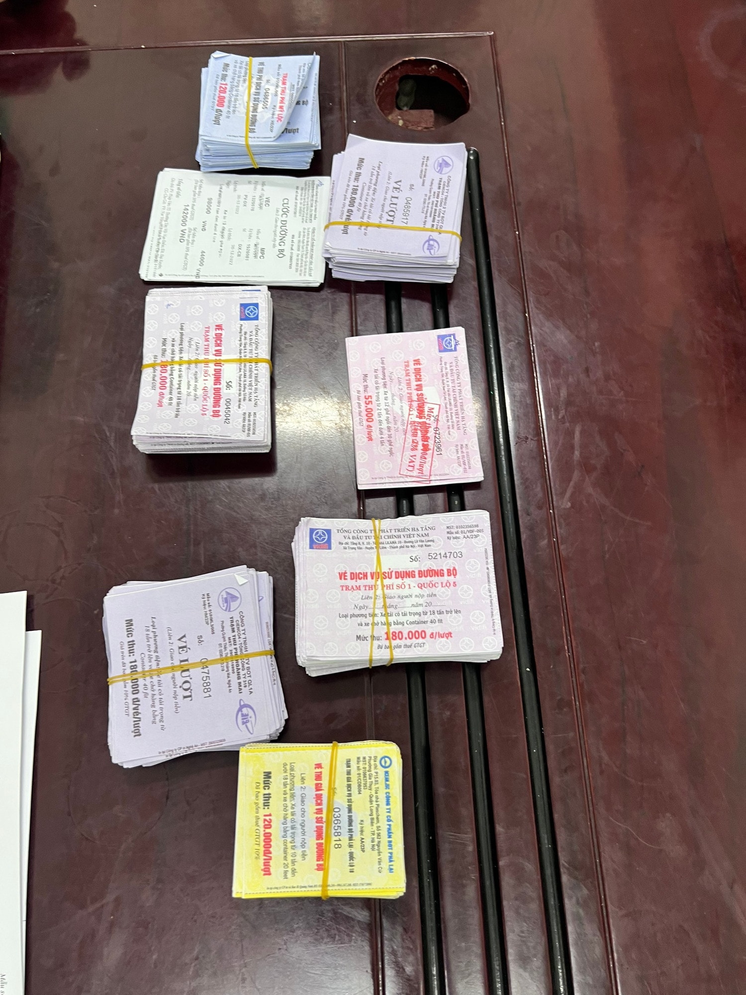 Triệt phá đường dây làm giả vé thu phí đường bộ tại quán photocopy -0