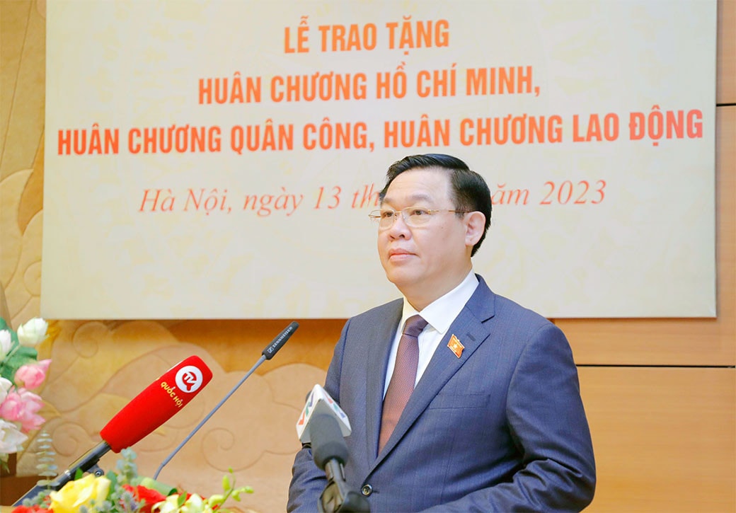 Chủ tịch Quốc hội Vương Đình Huệ trao Huân chương Hồ Chí Minh, Huân chương Quân công tặng lãnh đạo, nguyên lãnh đạo Quốc hội -0