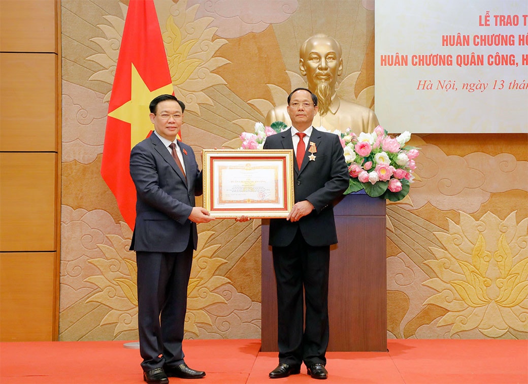 Chủ tịch Quốc hội Vương Đình Huệ trao Huân chương Hồ Chí Minh, Huân chương Quân công tặng lãnh đạo, nguyên lãnh đạo Quốc hội -0