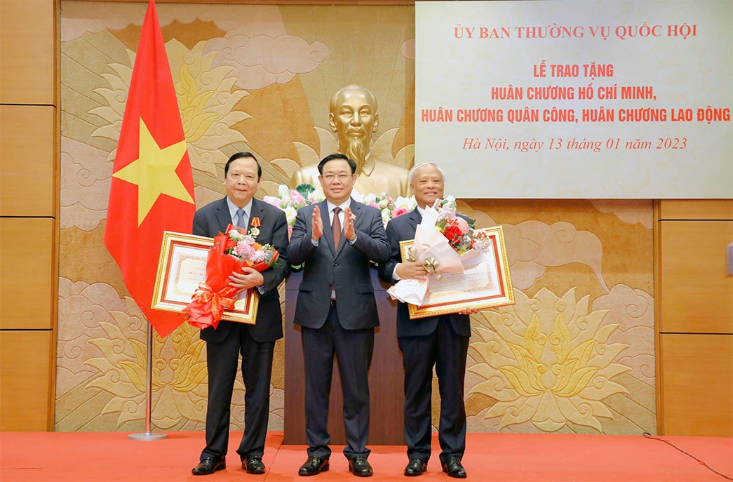 Chủ tịch Quốc hội Vương Đình Huệ trao Huân chương Hồ Chí Minh, Huân chương Quân công tặng lãnh đạo, nguyên lãnh đạo Quốc hội -0